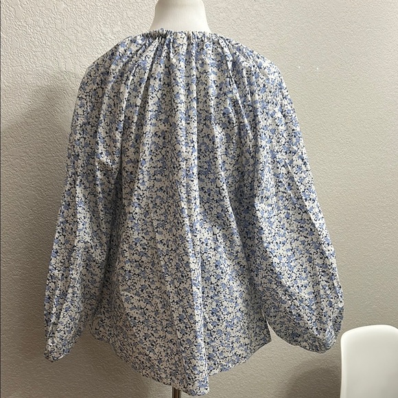 NWT H&M Floral Blue and White Blouse Top - Picture 3 of 6